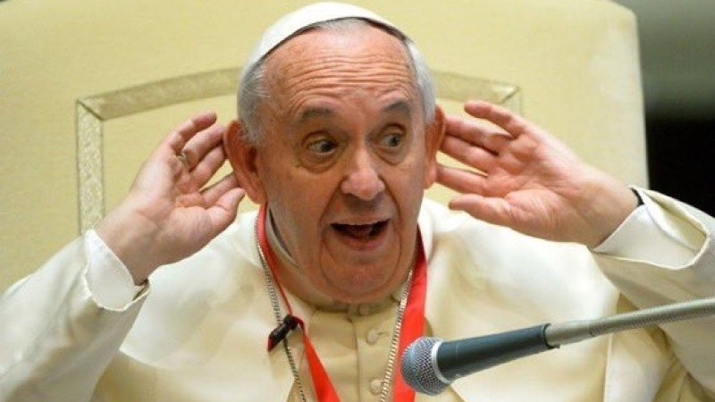 Francisco haciendo el Topo Gigio.