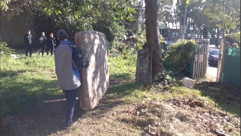 Los agentes realizaron el operativo de desalojo luego de reuniones con vecinos del barrio.