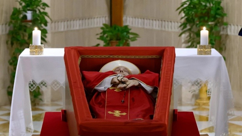 Un féretro austero y una casulla usada: los símbolos que acompañan el 