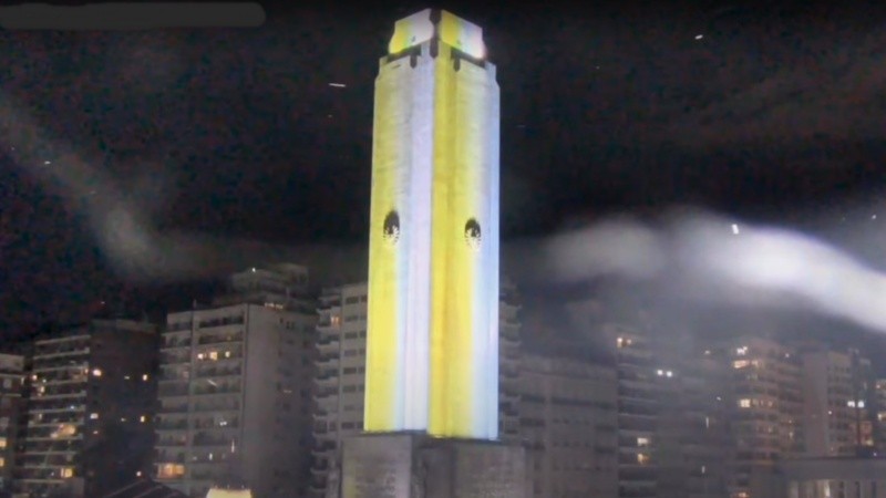 El Monumento con los colores del Vaticano.