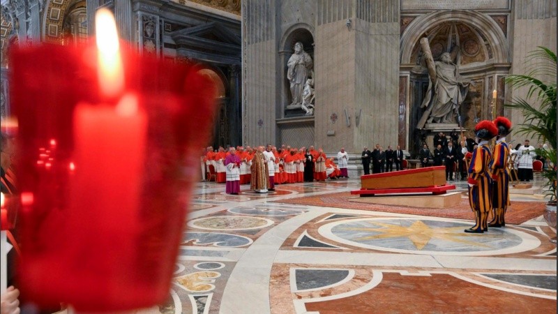 El féretro abierto del papa Francisco, en la basílica de San Pedro ante el Altar de la Confesión.