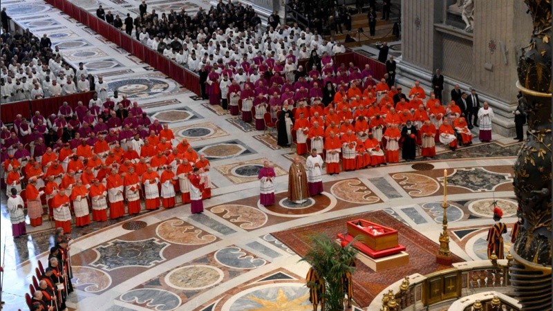 Una postal de la Basílica de San Pedro antes del ingreso de fieles.