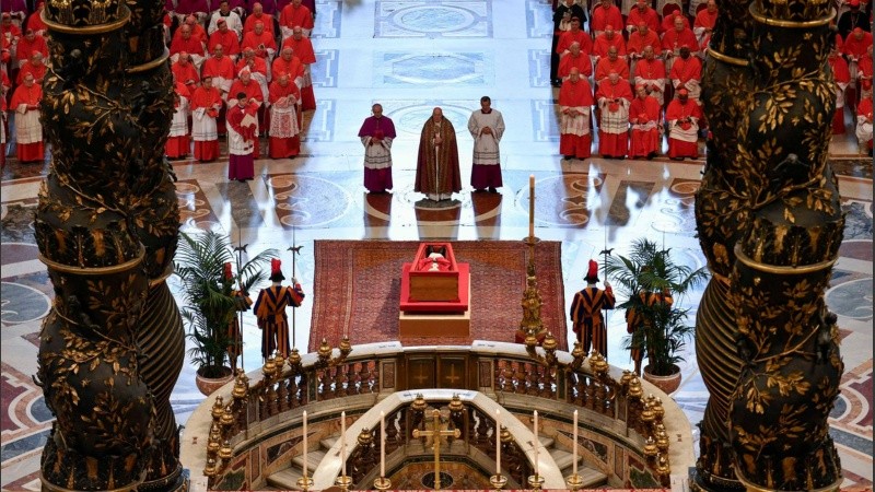 Una postal de la Basílica de San Pedro antes del ingreso de fieles.