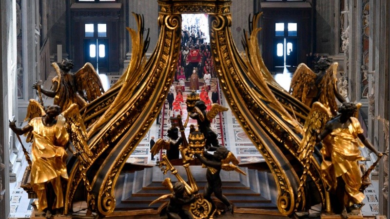 Una postal de la Basílica de San Pedro antes del ingreso de fieles.