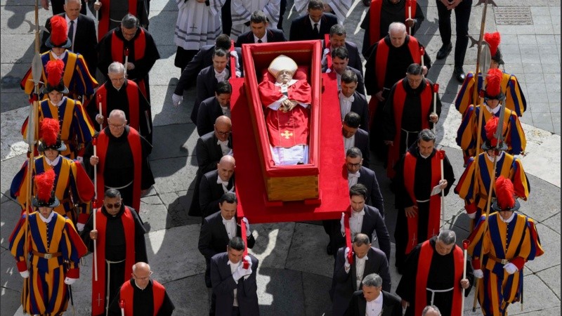 El traslado del féretro de del papa Francisco.