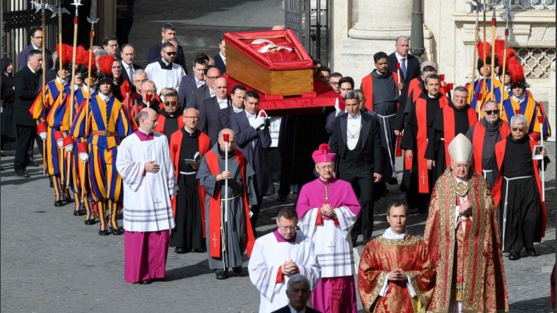 El traslado del féretro de del papa Francisco.