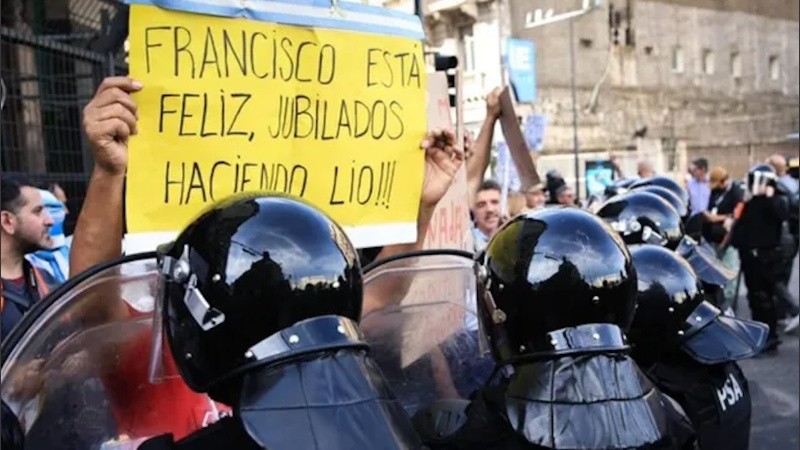 La policía volvió a aplicar el protocolo antipiquetes contra los jubilados.