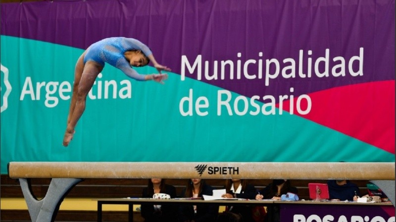 Una joven atleta de gimnasia artística, una de las 58 disciplinas que serán de la partida en los juegos Jadar.