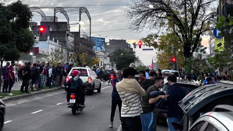 Hinchas tomaron la sede del club en la avenida La Plata de Buenos Aires.