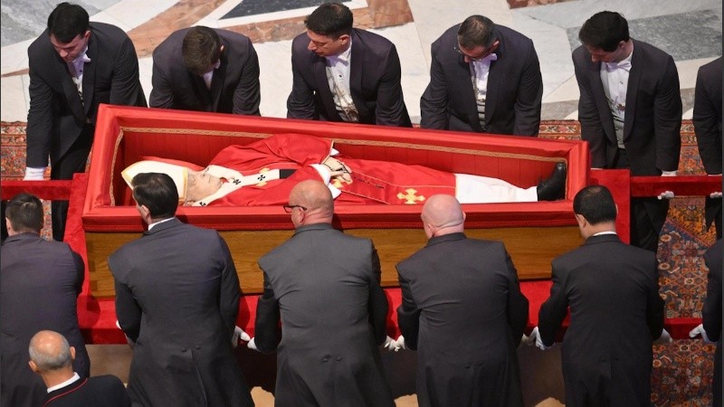 El cuerpo del Papa Francisco es trasladado a la Basílica de San Pedro para su velatorio durante tres días, en la Ciudad del Vaticano.