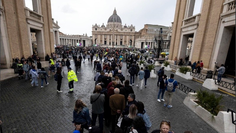 La gente hace fila para entrar en la Basílica de San Pedro y rendir homenaje al difunto Papa Francisco.
