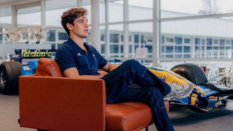 El piloto argentino espera sentado su oportunidad de salir a pista.