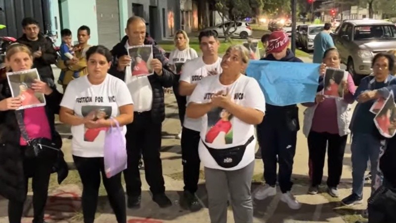 Los familiares de Nico frente a la obra donde falleció.