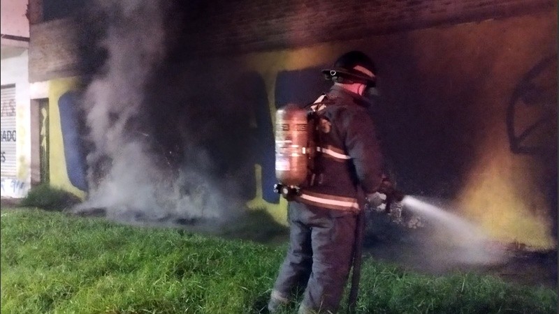 Un incendio de un paredón tuvo lugar este viernes a la madrugada y bomberos zapadores intervinieron para sofocarlo.