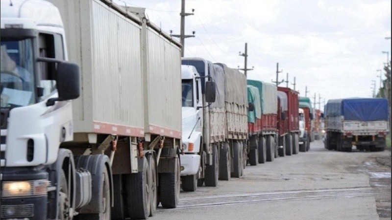 Una postal repetida en las rutas y accesos a la zona de puertos del cordón industrial en la época de cosecha gruesa.