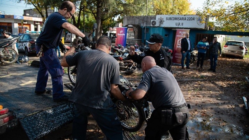 La Provincia continúa con los trabajos para retirar vehículos decomisados que se acumulan en comisarías de Rosario.