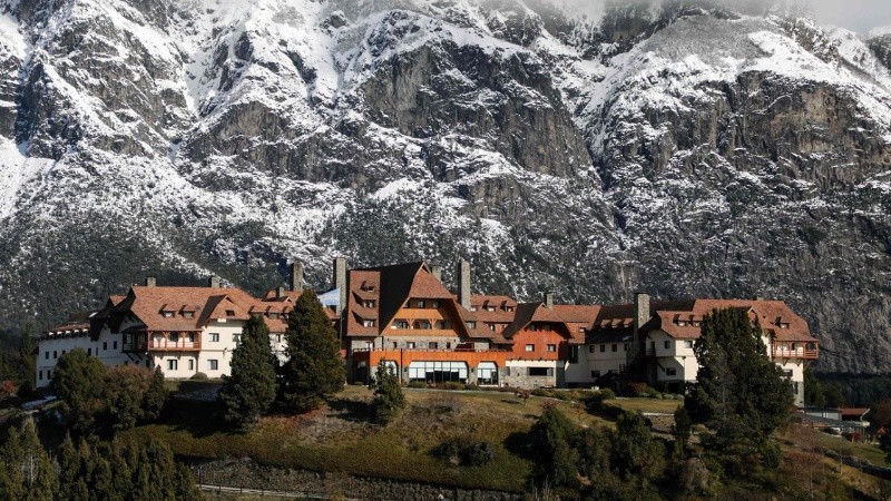Colocarán trampas para capturar jabalíes que merodean alrededor del hotel Llao Llao.