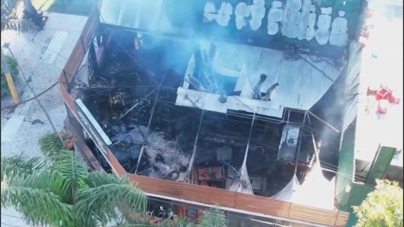 Una imagen del voraz incendio que causó graves daños materiales en una parrilla sanlorencina.