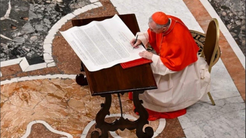 El texto fue introducito en un tubo metálico dentro del féretro