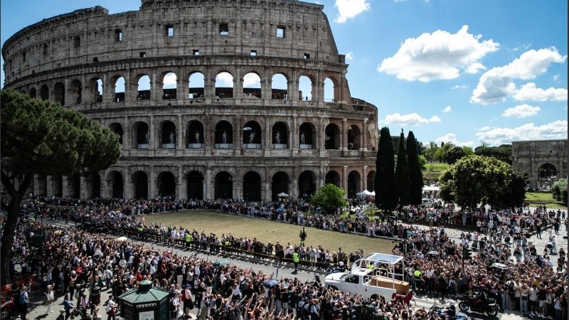 Miles de files se apostaron a lo largo del recorrido para despedir al Papa argentino