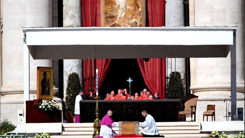 El inicio de la emotiva ceremonia para despedir a Francisco.