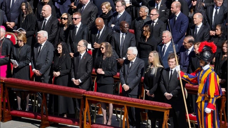 Milei junto a otros jefes de Estado en la despedida al Papa.