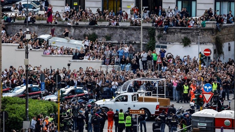 Miles de fieles despidiento a Francisco en las calles de Roma.