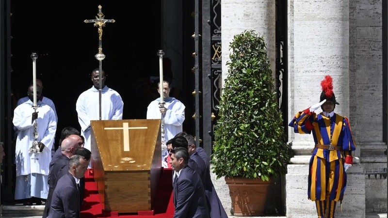 Los restos del Papa ingresando a la basílica de Santa María la Mayor.