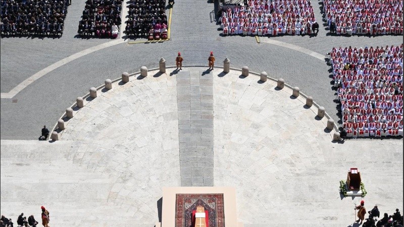 El féretro con los restos del Papa ante más de 250 mil personas que se hicieron presentes en la plaza San Pedro.