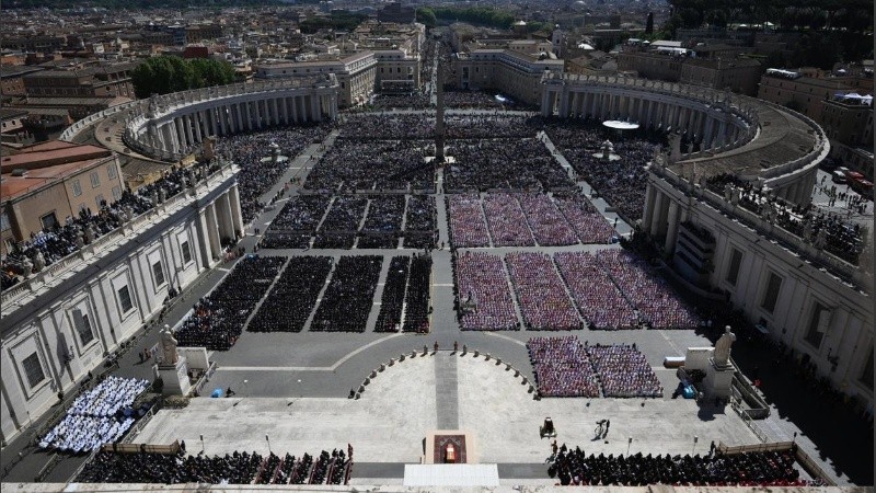 Imponente imagen de la plaza San Pedro en el funeral de Francisco.