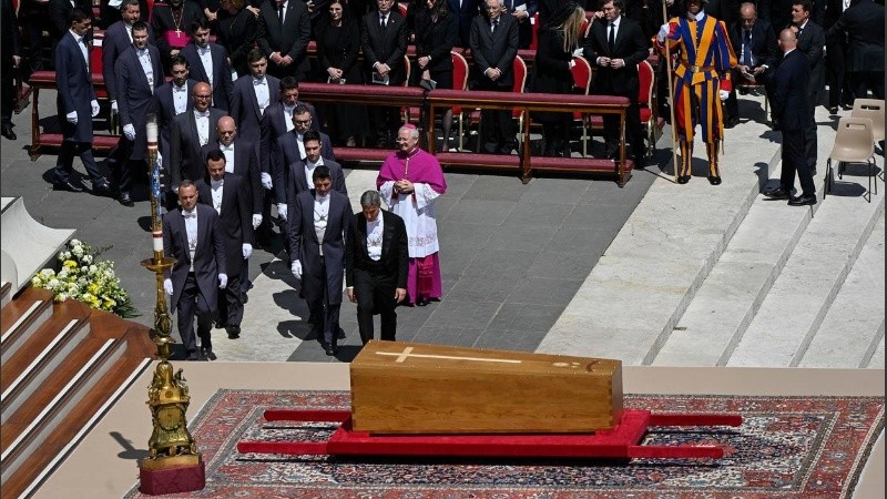 Parte de la ceremonia que se realizó en la plaza San Pedro