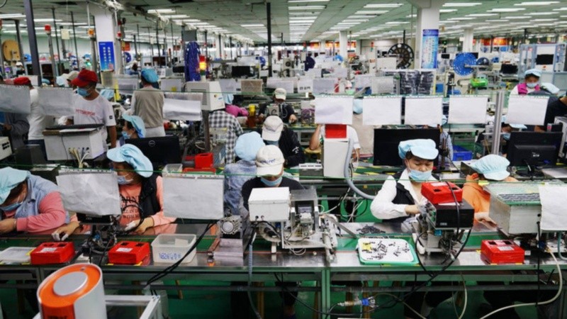 Empleados trabajan en una fábrica de Foxconn en el condado de Zhongmu, ciudad de Zhengzhou, provincia de Henan, China.