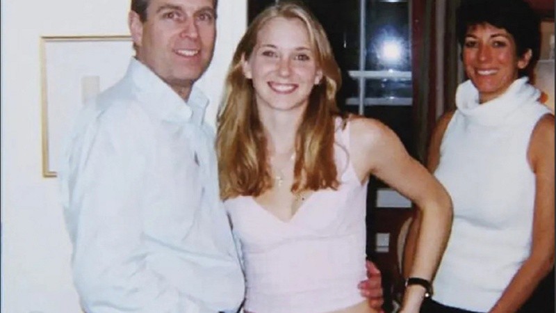 Una foto que fue clave en la causa, de la mujer a sus 17 años junto al príncipe y su secretaria.