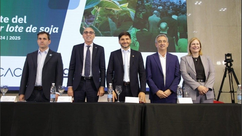 Pullaro hizo saber su enojo con el gobierno nacional en el remate del primer lote de soja que se realizó en la Bolsa.