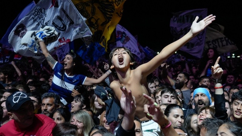 Una multitud acompañó a la mítica banda argentina en su paso por la ciudad.