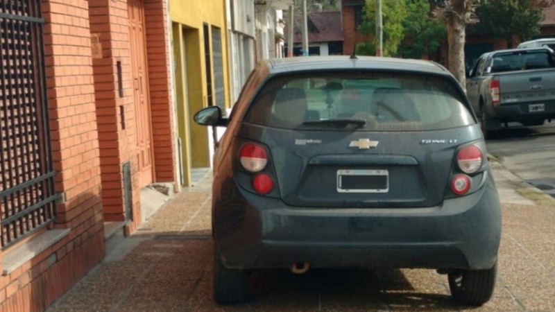 El estacionamiento en la vereda es una de las infracciones reiteradas.
