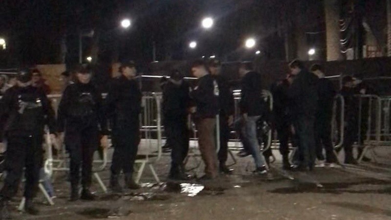 Al finalizar el recital, los agentes hicieron un cacheo en la puerta de salida y recuperaron los teléfonos.