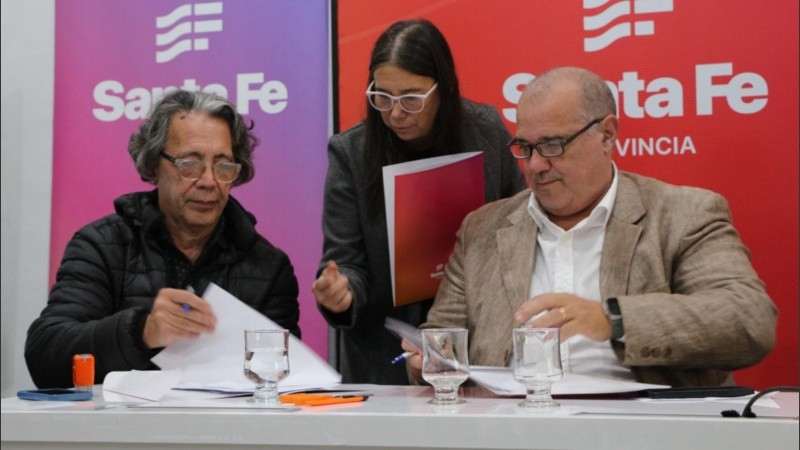El presidente del Colegio de Arquitectos, Rubén Palumbo, junto a Jorgelina Paniagua y Julián Galdeano, actores fundamentales del proyecto.