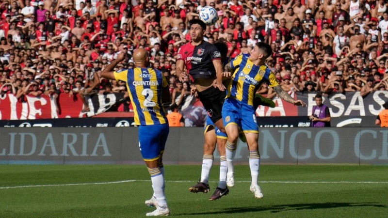 Una imagen del último clásico en el Coloso: Central lo ganó 2-1.