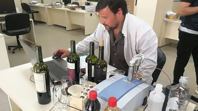 En 2019, el INV –junto a la Policía Federal y la AFIP– decomisó un cargamento de 1900 botellas falsificadas.