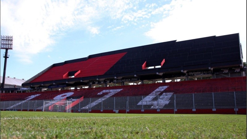 Así quedó la tribuna superior norte con la pintura rojinegra.