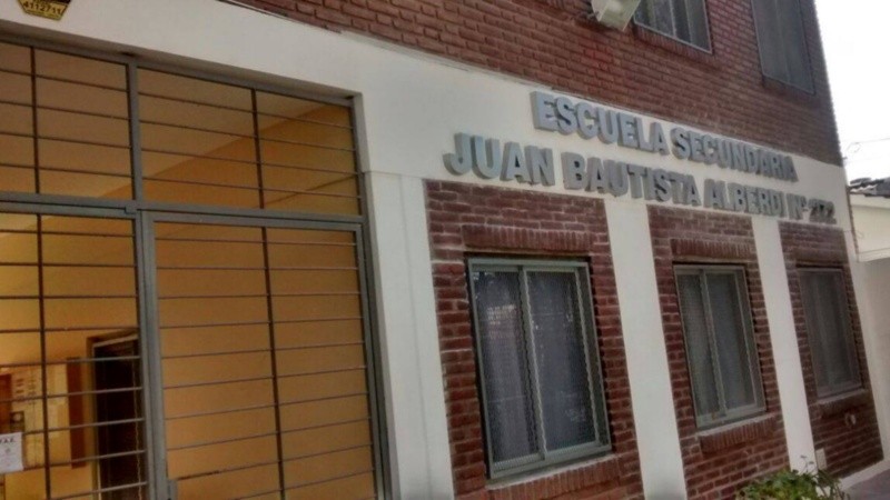 El estudiante fue a la escuela con un arma que luego entregó a la policía.