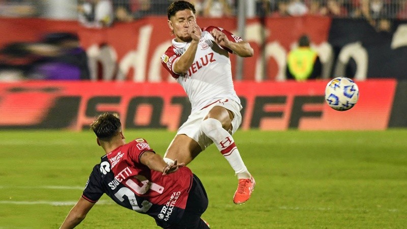 Toto Silvetti tuvo que dejar la cancha lesionado antes de la media hora.