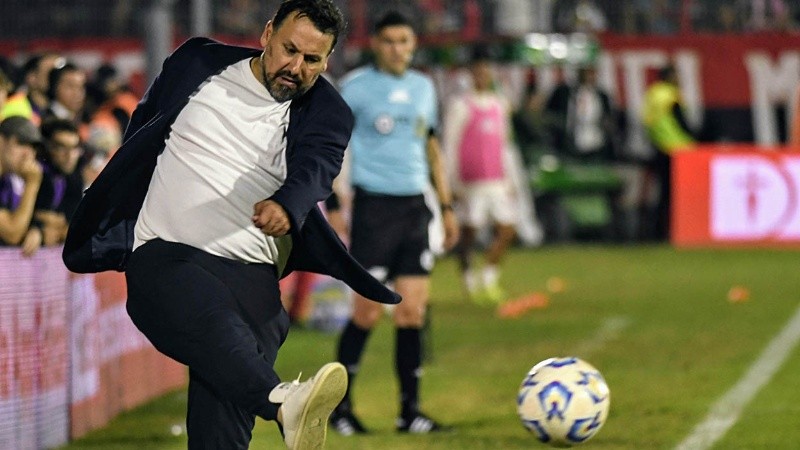 El Ogro le dio una patadón a una pelota y más tarde se enojó con Tello por la expulsión de Lollo.