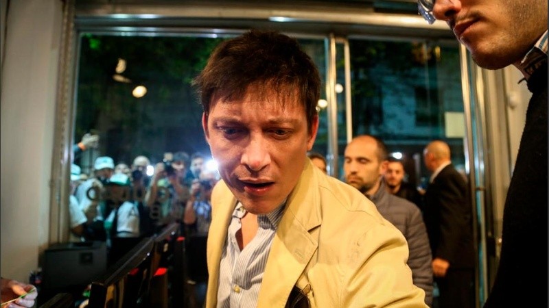 El momento en el que Santiago Caputo fotografía la credencial del fotógrafo Antonio Becerra.