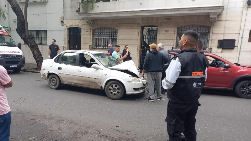 “Estábamos circulando y el de atrás, el del Corsa, me embistió de forma muy violenta. La chica tiene un golpe en la cabeza por el latigazo”.