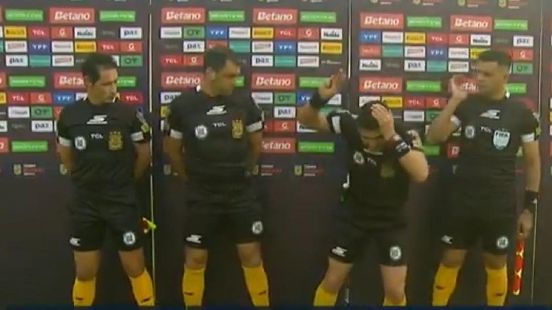 Merlos se toma la cabeza tras el impacto de una esquirla de los fuegos artificiales.