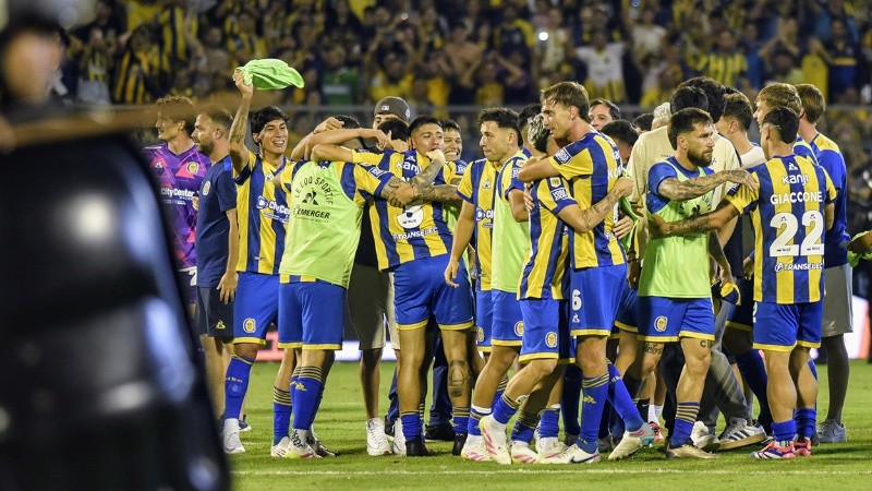 El abrazo del alivio y la alegría canalla ante Estudiantes.