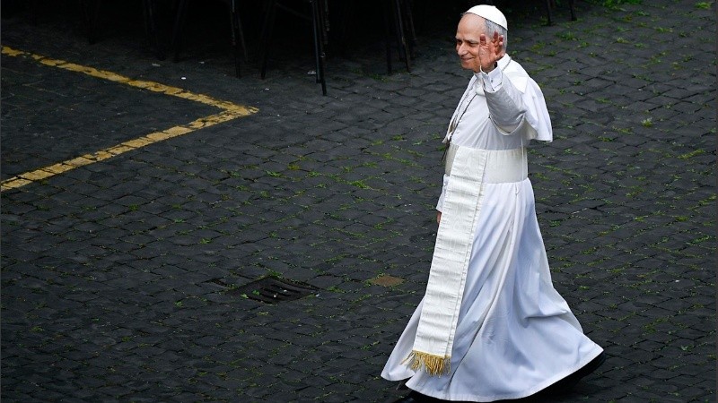 El Papa León XIV saluda a los fieles mientras camina hacia la Basílica de San Pedro antes de la oración Regina Coeli el domingo pasado en el Vaticano.