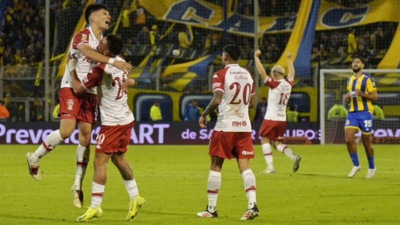 La alegría de Huracán tras dar el golpe en Rosario.